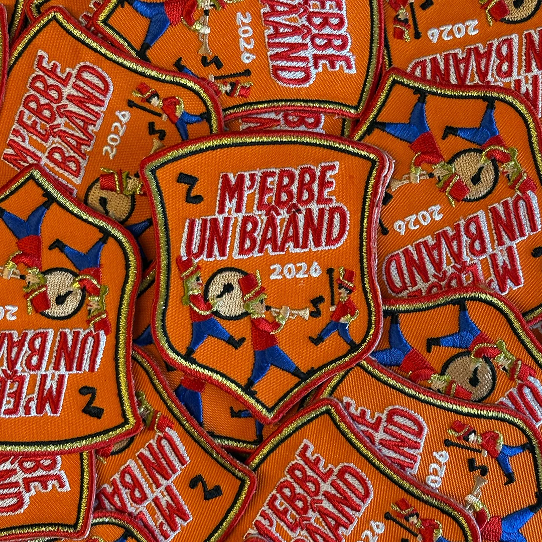 M'ebbe un b&acirc;&acirc;nd - Motto 2026 - Jaarembleemkielegat2026 1 - IN058-12