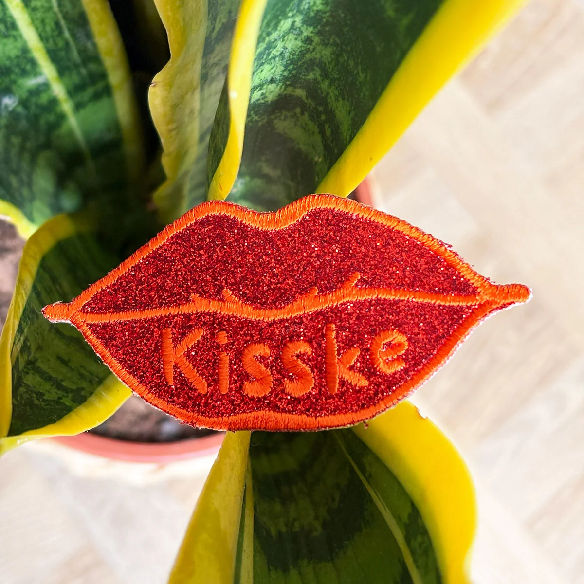 Kisske - Kusembleem kisskebreda emblemenkielegat 1 - IN116