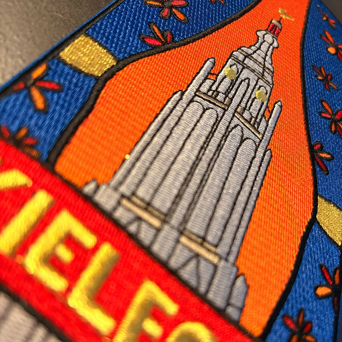 Rug embleem grote kerk Breda - Rugembleemgrotekerkbreda kielegatemblemen - IN012-01